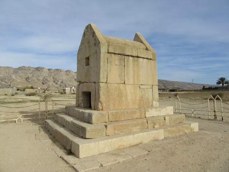 گور دختر؛ آرامگاهی شبیه به آرامگاه کوروش کبیر در بوشهر