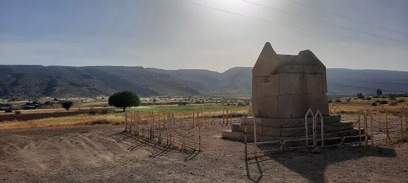 گور دختر؛ آرامگاهی شبیه به آرامگاه کوروش کبیر در بوشهر