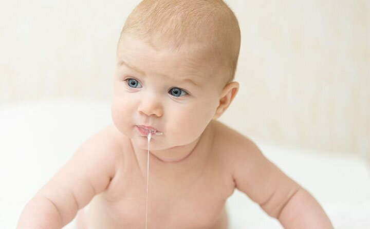 رفلاکس نوزادی چیست ؟ ؛ تفاوت ریفلاکس و استفراغ ساده + علائم ریفلاکس نوزادی | عوارض درمان نکردن رفلاکس نوزاد را بدانید