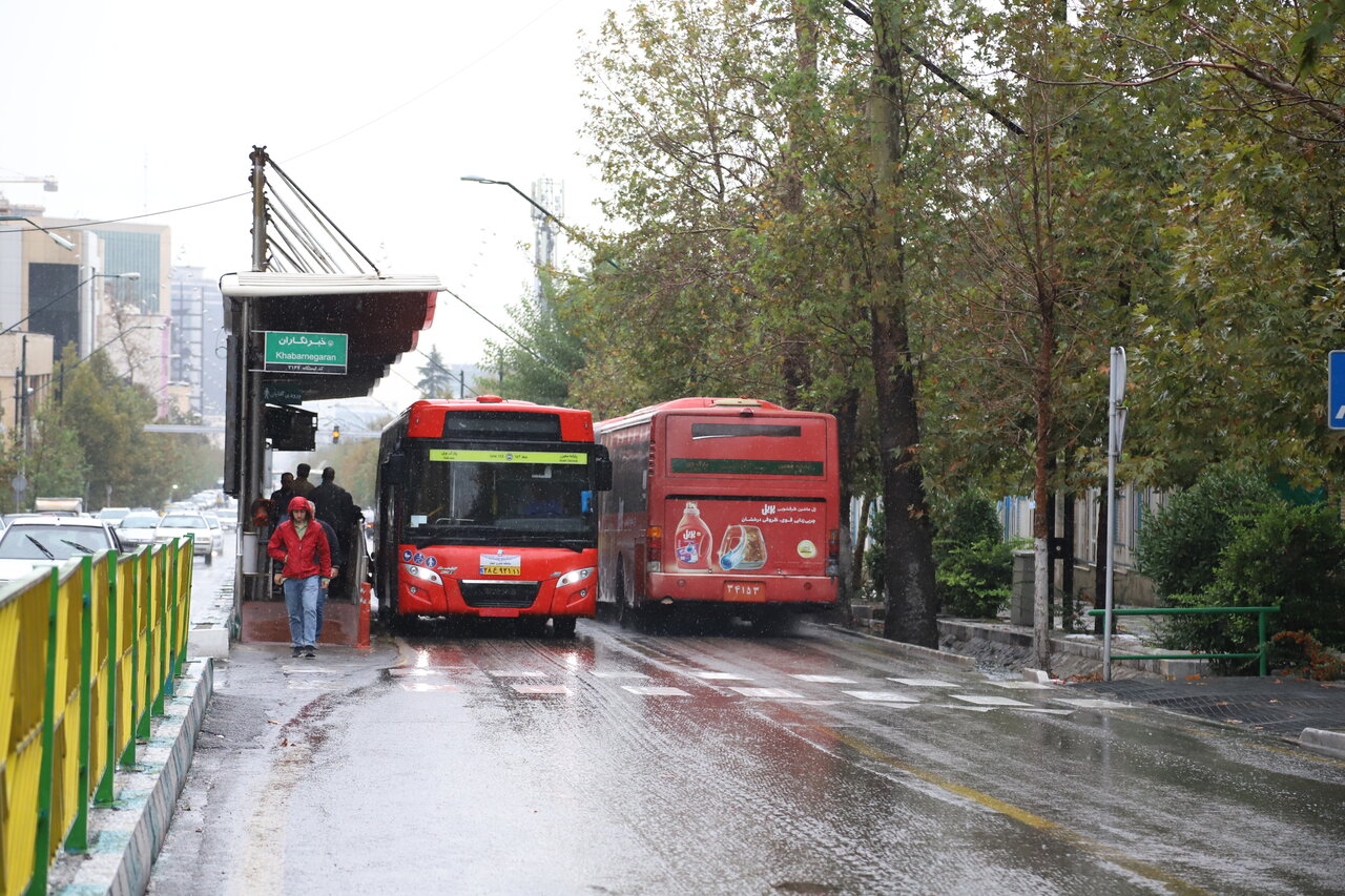 اتوبوس در باران