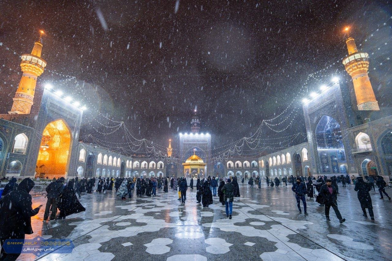 زیباییهای حرم امام رضا (ع) در برف | تصاویر