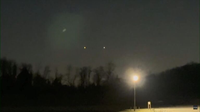 راز اشیا پرنده و ناشناخته در آسمان آمریکا چیست؟ | چرا دولت آمریکا هیچ اقدام برای مقابله با این پهپادها انجام نمیدهد؟ + عکس و فیلم