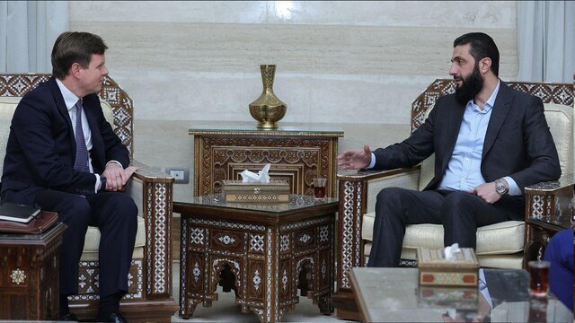 شتاب اروپایی ها برای دیدار با الجولانی | درخواست فرمانده هیات تحریرالشام برای رفع تحریمهای سوریه | پرچم فرانسه بعد از ۱۲سال در دمشق برافراشته شد