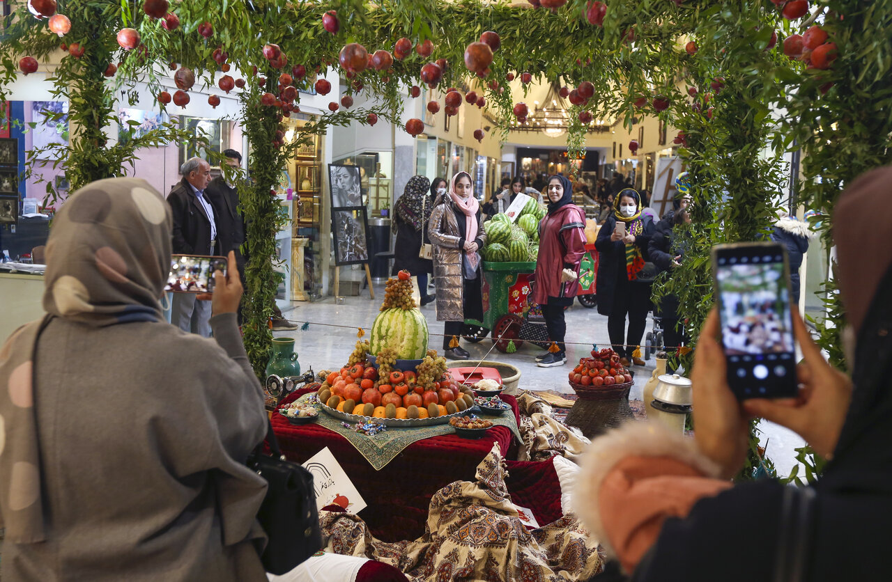 یلدای تهرانی ها چطور می گذشت؟ | به سرخی انار و به قرمزی هندوانه