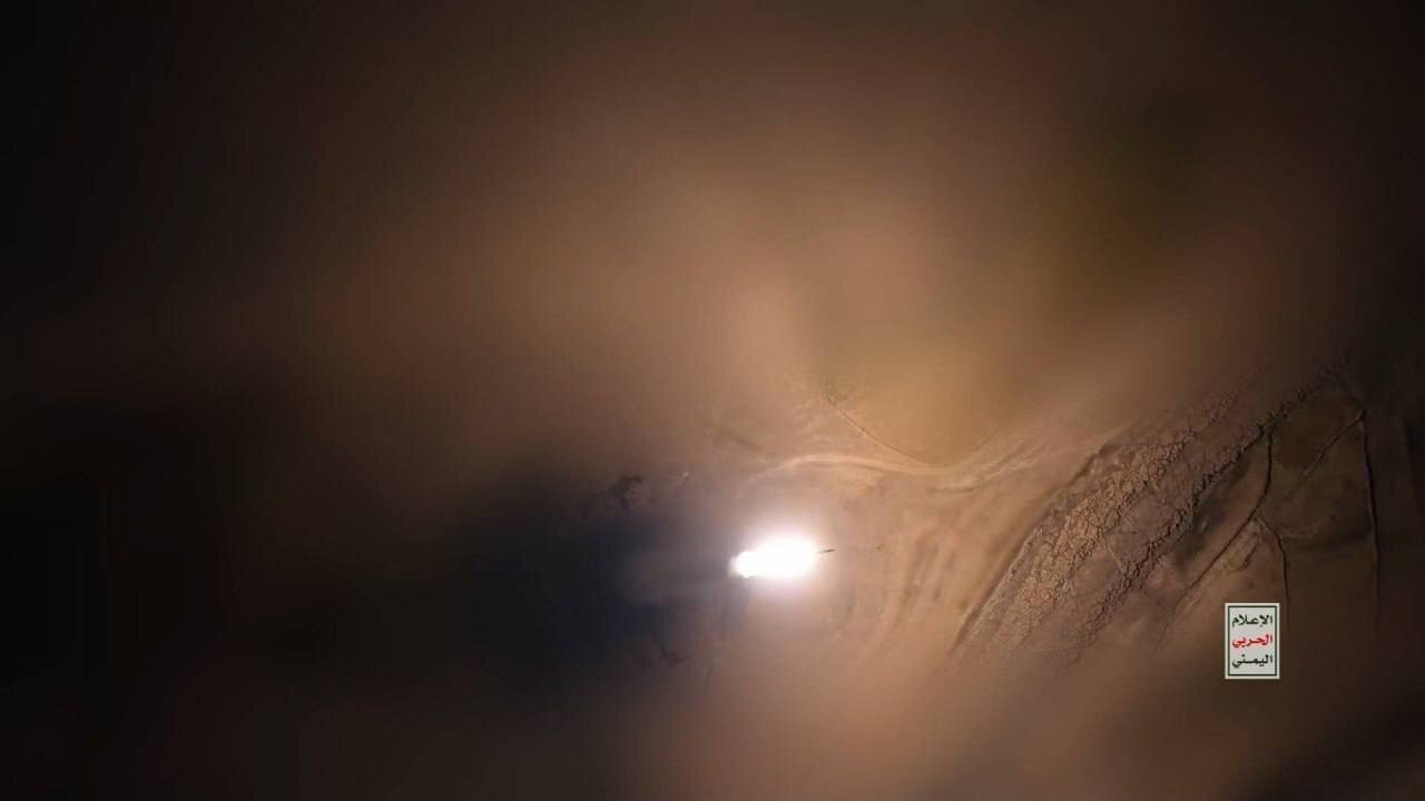 تصاویر لحظه شلیک موشکهای مافوق صوت یمنی به سمت اسرائیل+ جزئیات