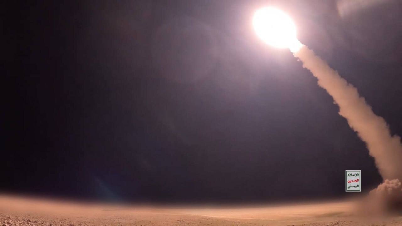 تصاویر لحظه شلیک موشکهای مافوق صوت یمنی به سمت اسرائیل+ جزئیات