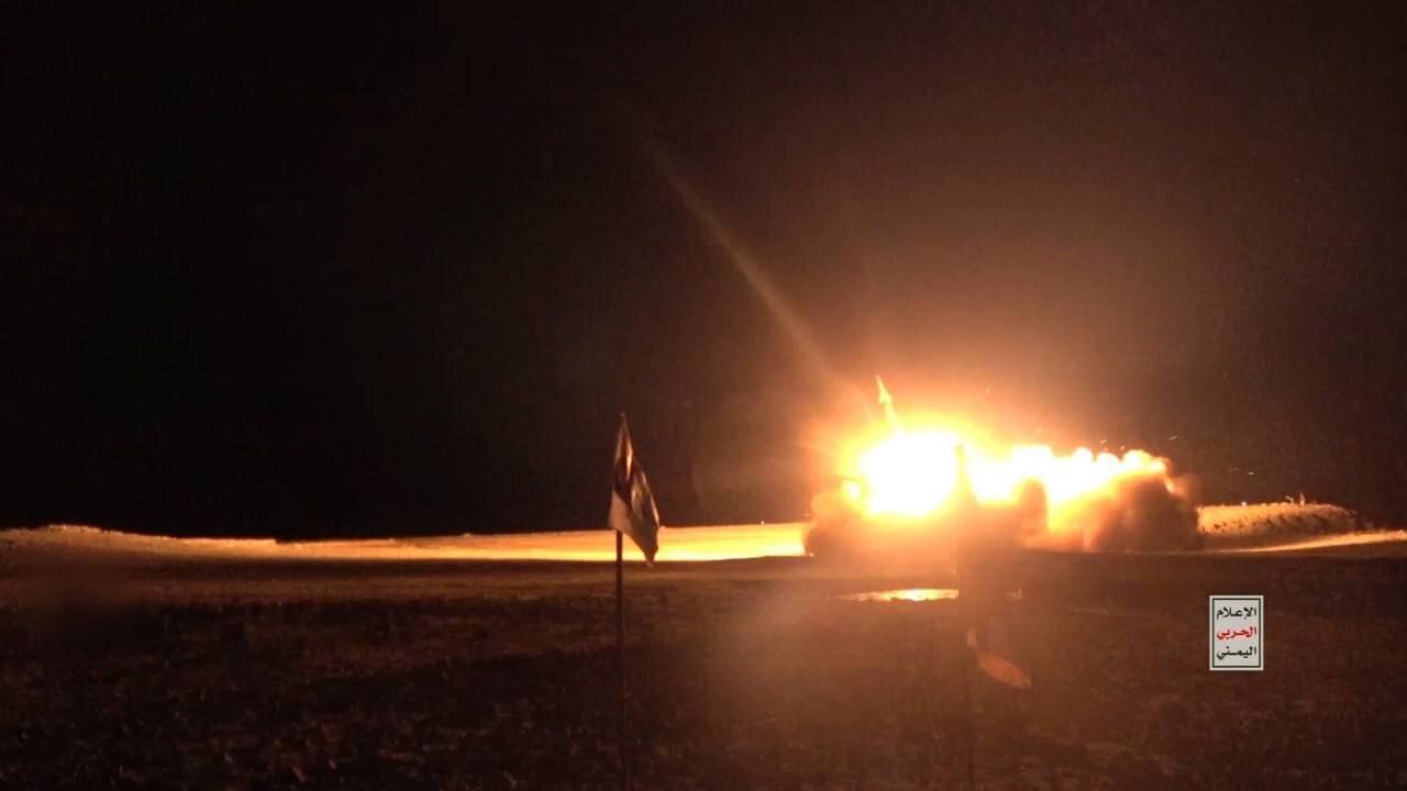 تصاویر لحظه شلیک موشکهای مافوق صوت یمنی به سمت اسرائیل+ جزئیات