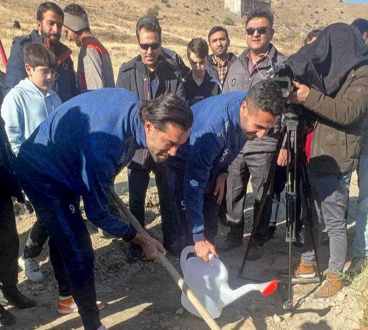 کاشت نهال توسط سرمربی استقلال و آلومینیوم | ویدئو + عکس