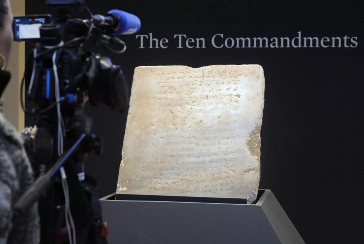 فروش نجومی قدیمیترین لوح سنگیده فرمان حضرت موسی | عکس