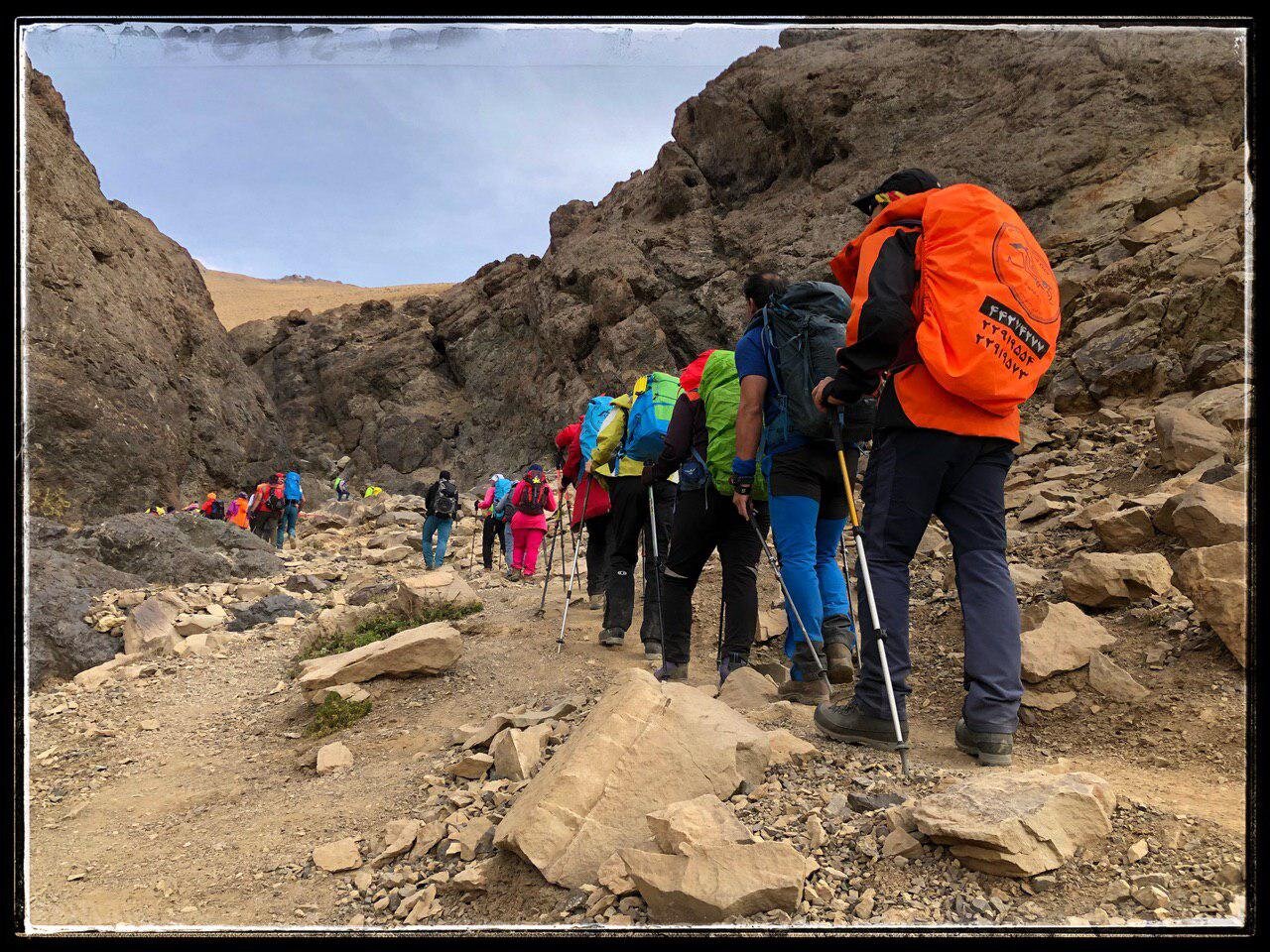 این قله به واریش و چاران و امامزاده بیبی مشرف است