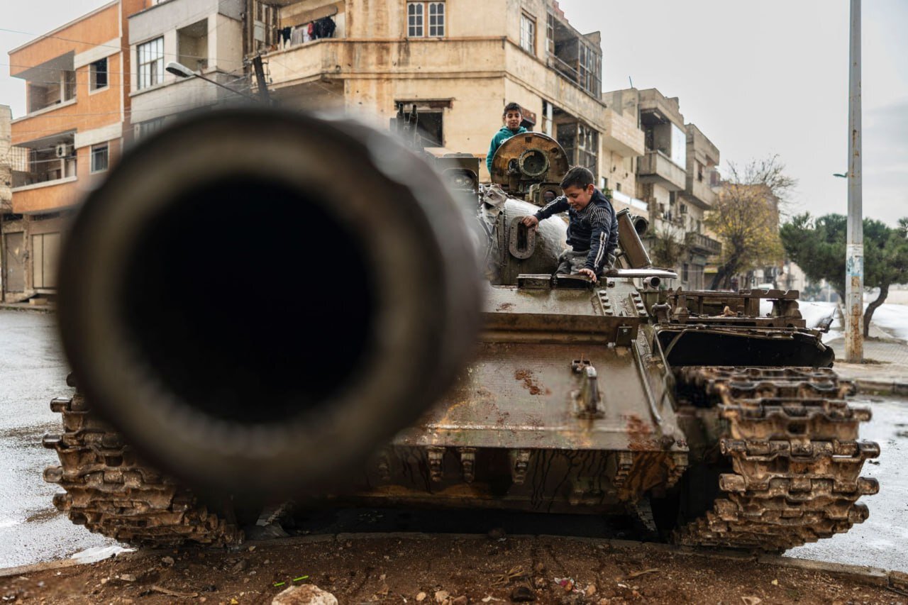 تانک های ارتش سوریه وسیله بازی کودکان شهر حمص/ تصاویر