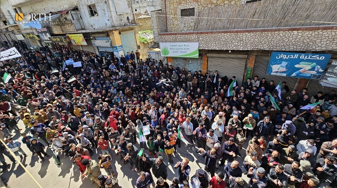 اولین جرقههای اعتراضات علیه الجولانی در سوریه زده شد+ تصاویر | معترضان چه می خواهند؟