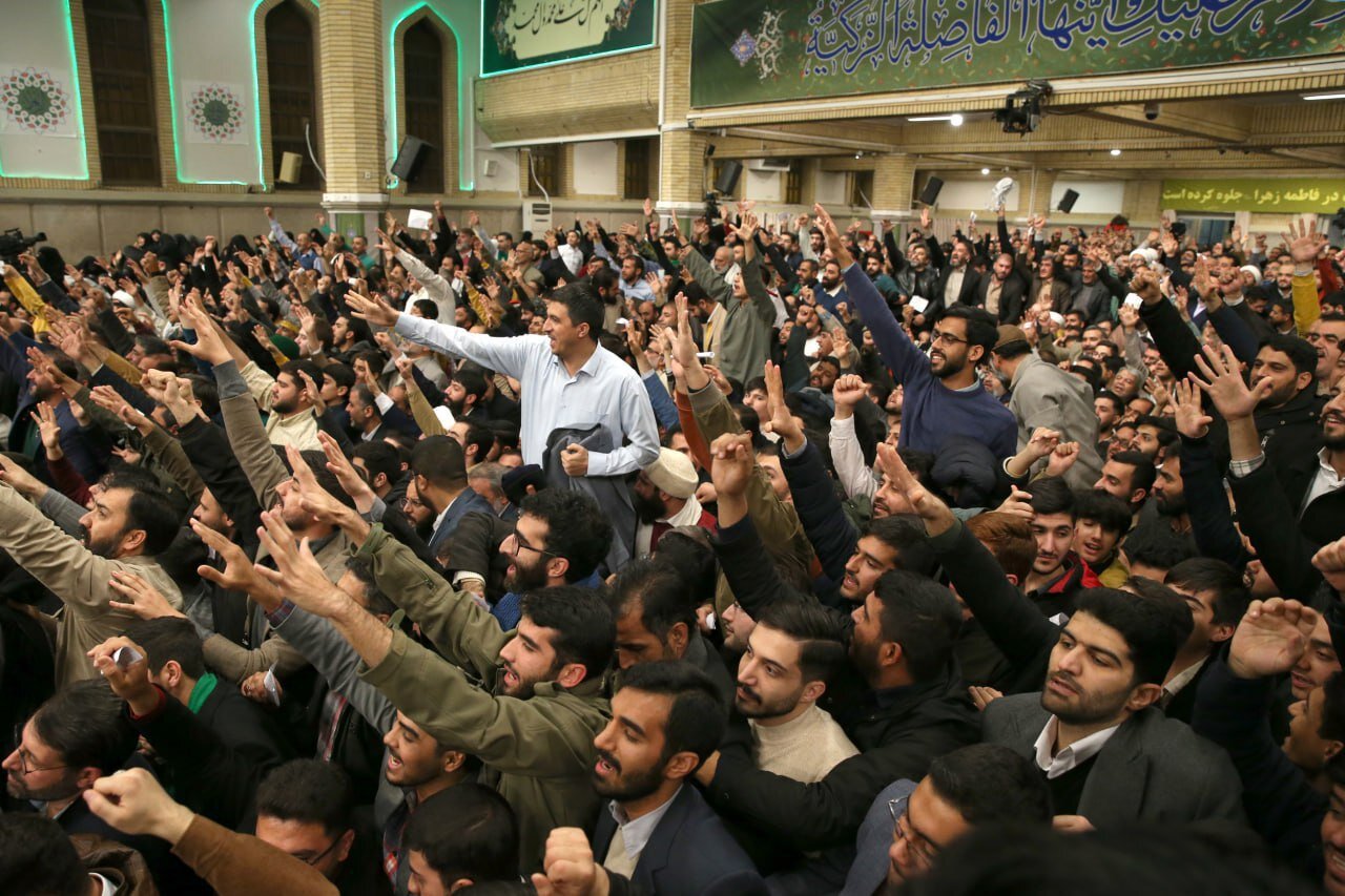 تصاویری از دیدار مداحان و شاعران اهل بیت(ع) با رهبر معظم انقلاب