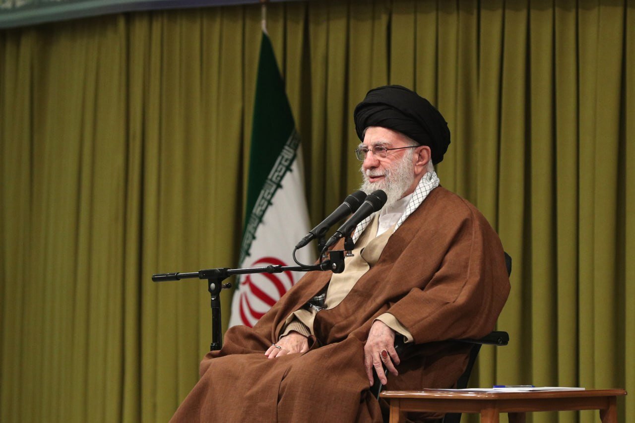 تصاویری از دیدار مداحان و شاعران اهل بیت(ع) با رهبر معظم انقلاب