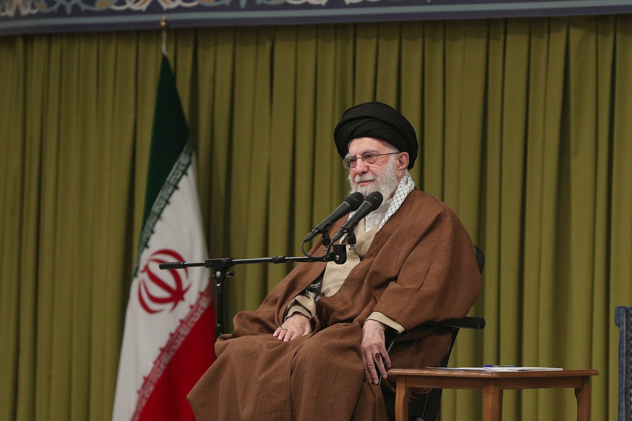 تصاویری از دیدار مداحان و شاعران اهل بیت(ع) با رهبر معظم انقلاب