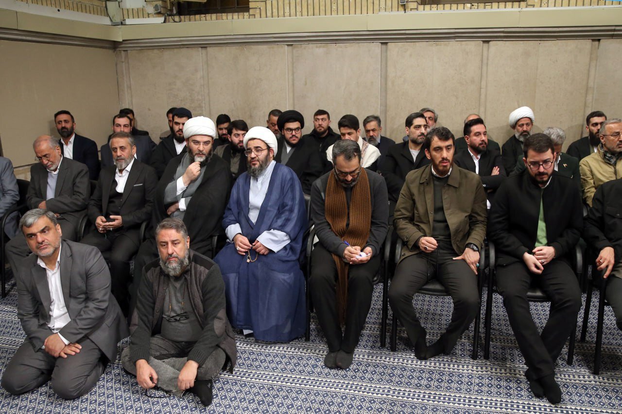 تصاویری از دیدار مداحان و شاعران اهل بیت(ع) با رهبر معظم انقلاب