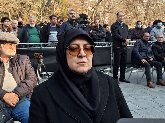 تصویر فاطمه مهاجرانی برای وداع با پبکر ژاله علو | مراسم بدرقه با پیکر این هنرمند آغاز شد