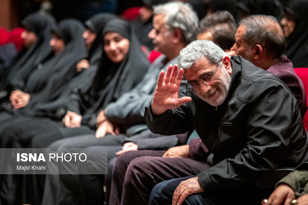 سردار قاآنی و فرزندان شهید سلیمانی در اختتامیه یک کنگره | تصاویر