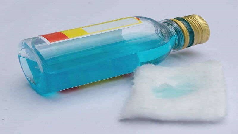 بهترین روشهای پاک کردن آدامس از روی لباس