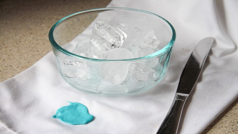 بهترین روشهای پاک کردن آدامس از روی لباس