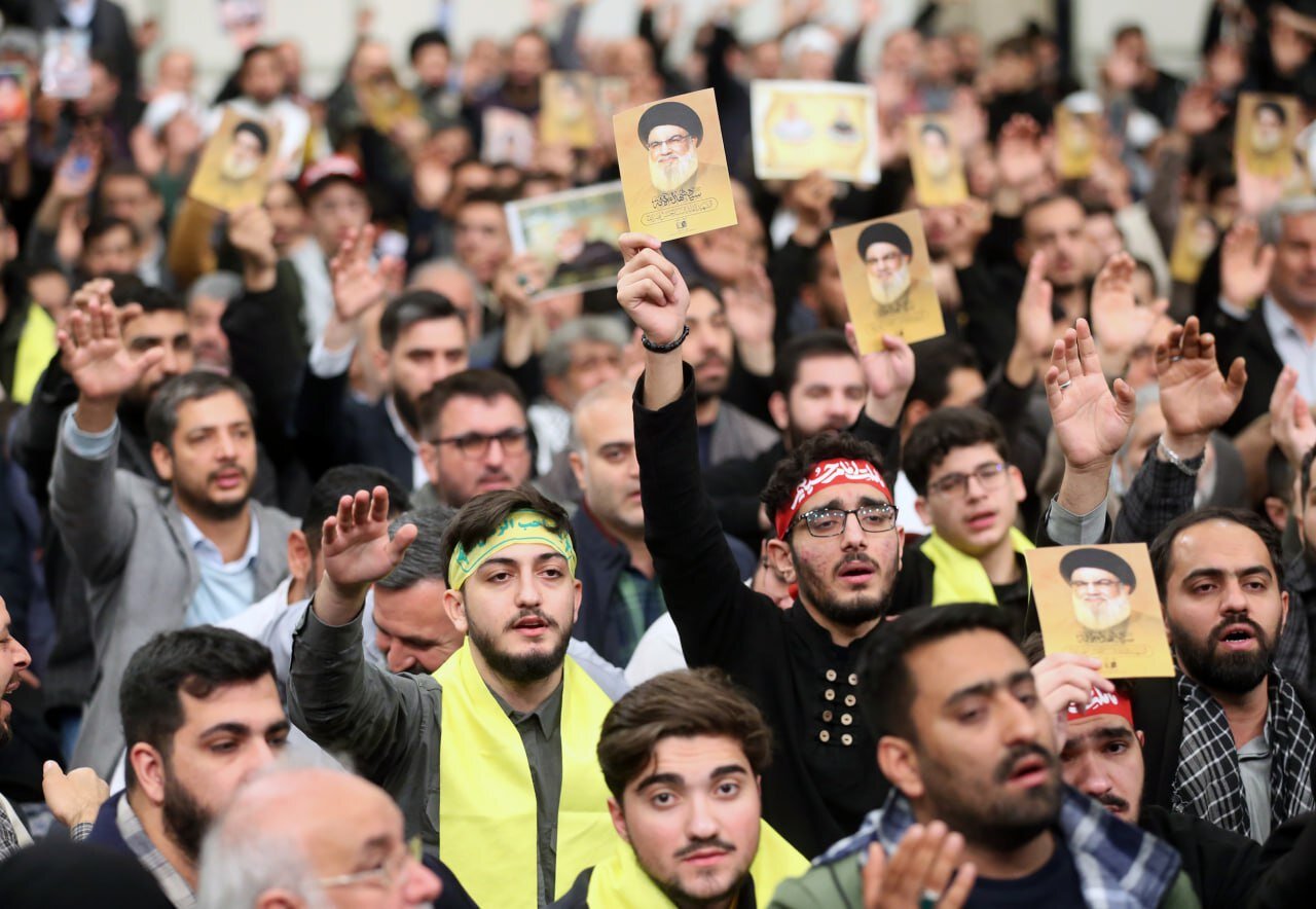 اولین تصاویر از دیدار جمعی از خانواده‌های شهدای مدافع حرم و مقاومت با رهبر انقلاب