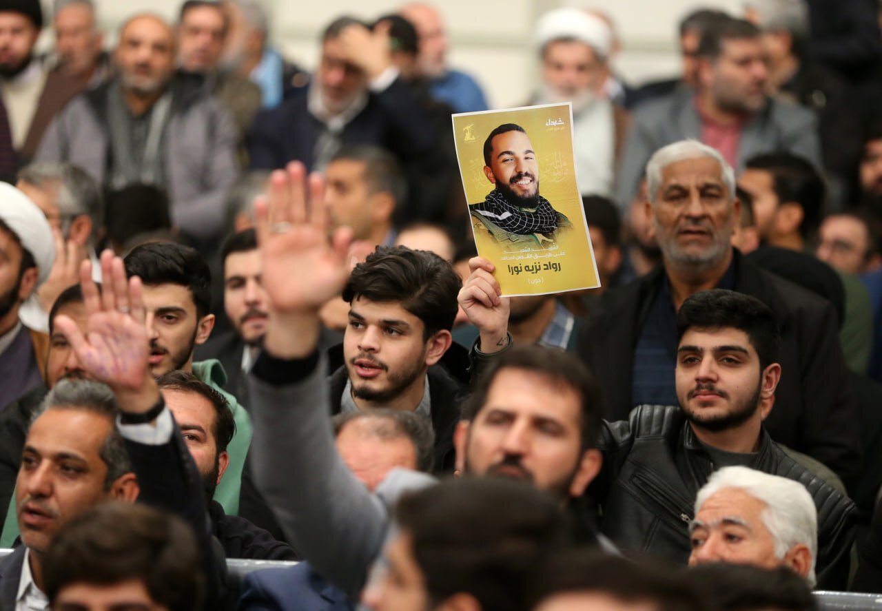 اولین تصاویر از دیدار جمعی از خانواده‌های شهدای مدافع حرم و مقاومت با رهبر انقلاب