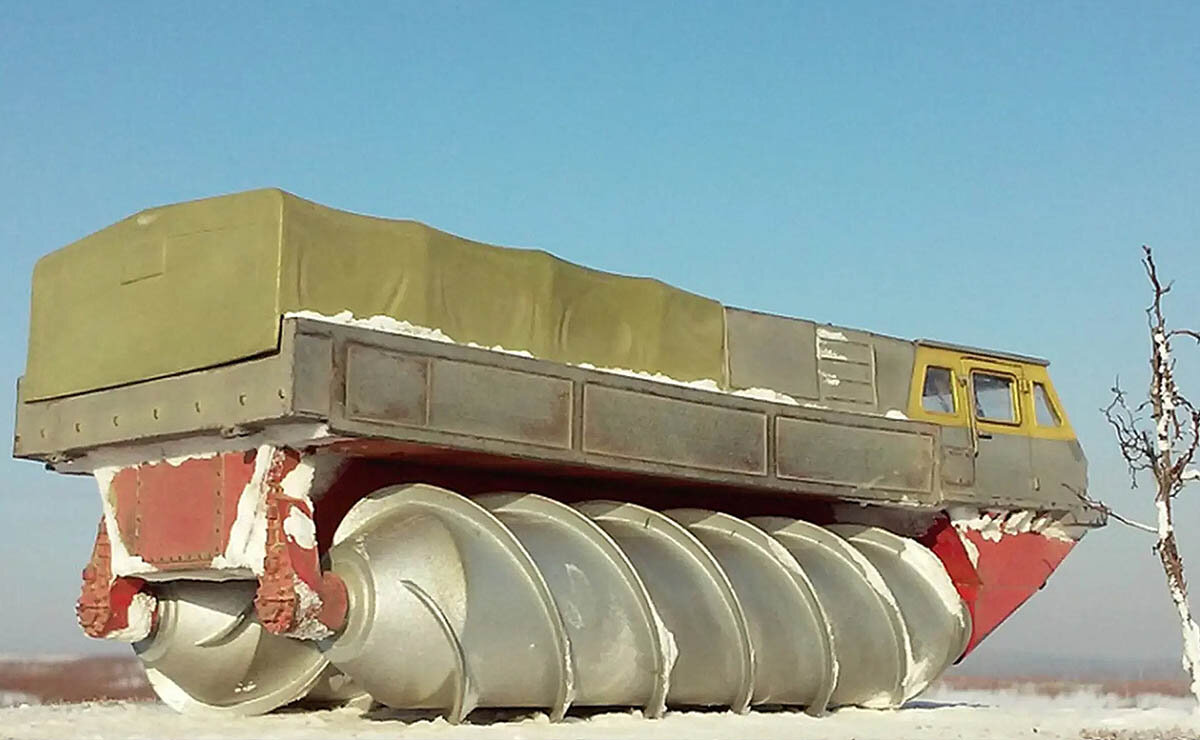 این کامیون به جای چرخ از پیچ استفاده میکند | عکس