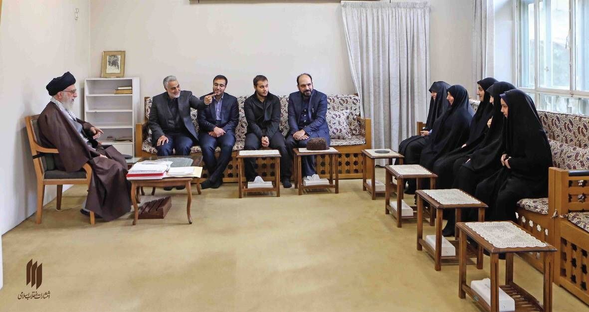 انتشار برای اولین بار؛ تصویری از دیدار حاج قاسم و خانوادهاش با رهبر انقلاب