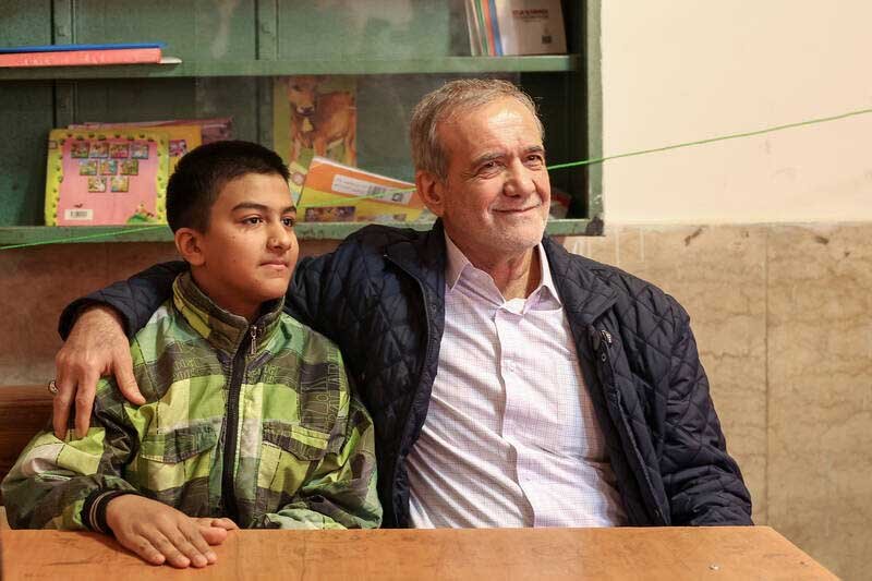 عکس صمیمی و رفاقتی رئیس جمهور با یک دانشآموز