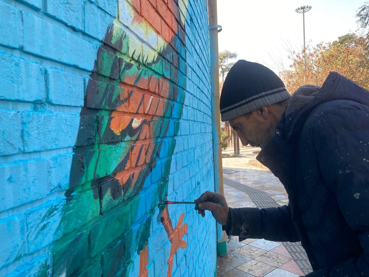 او رنگ رویا به خیال شهر میپاشد