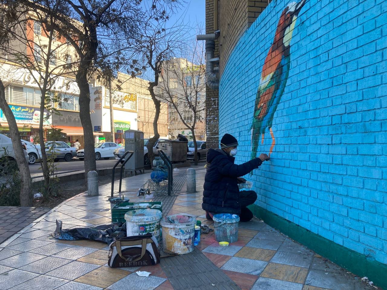 او رنگ رویا به خیال شهر میپاشد