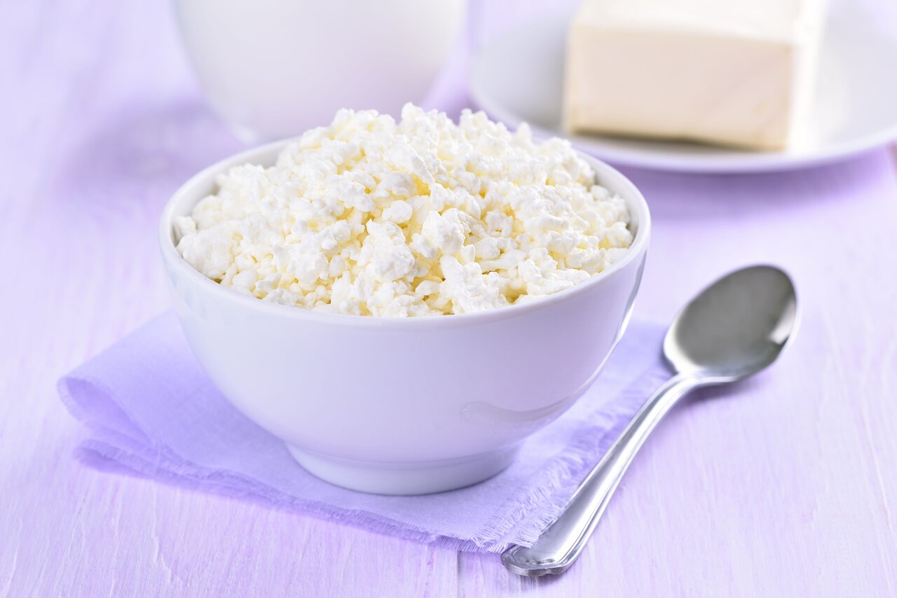 پنیر کاتیج چیست و چگونه درست میشود ؟ + نحوه نگهداری پنیر کاتیج | خواص و موارد مصرف پنیر کاتیج را بدانید