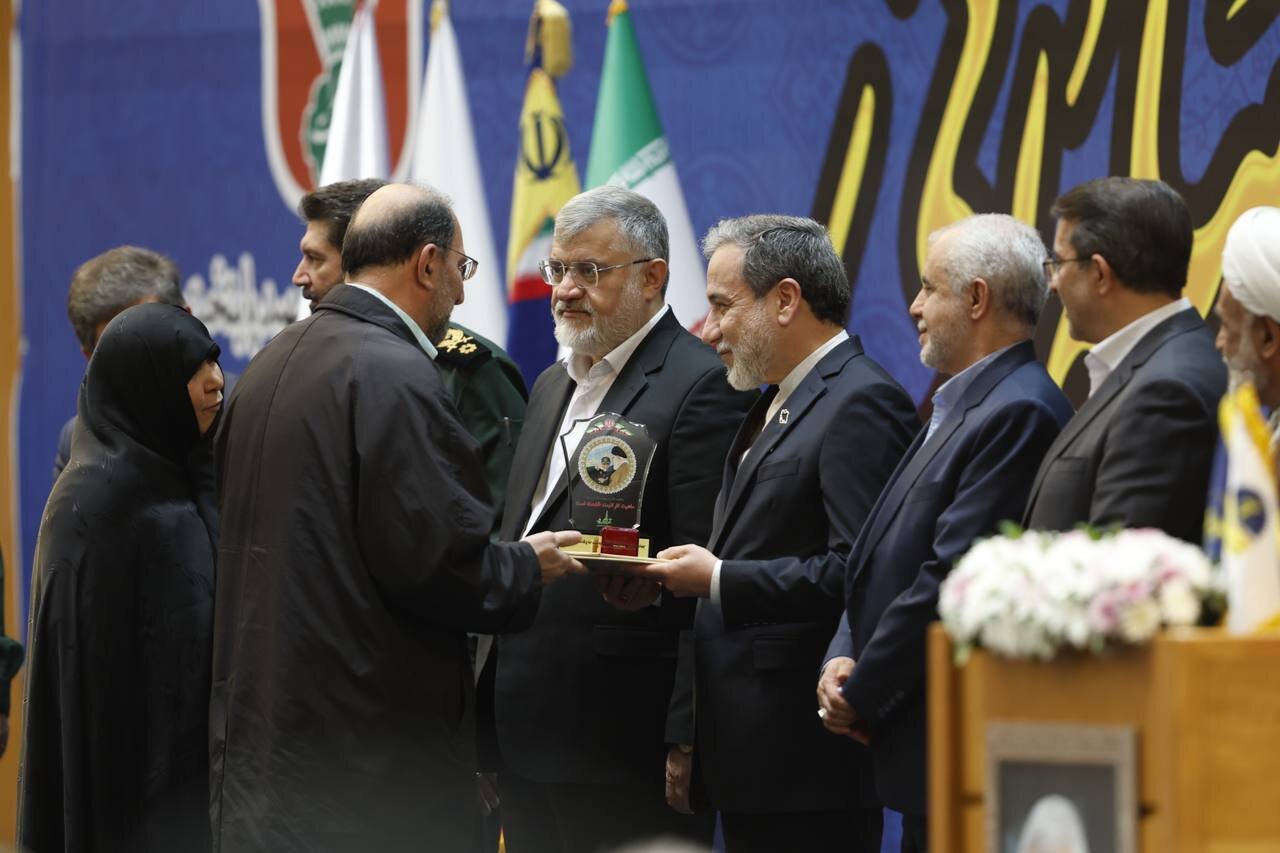 اشک و بغض عراقچی هنگام اهدای لوح تقدیر و انگشتر شهید سلیمانی به او | تصاویر