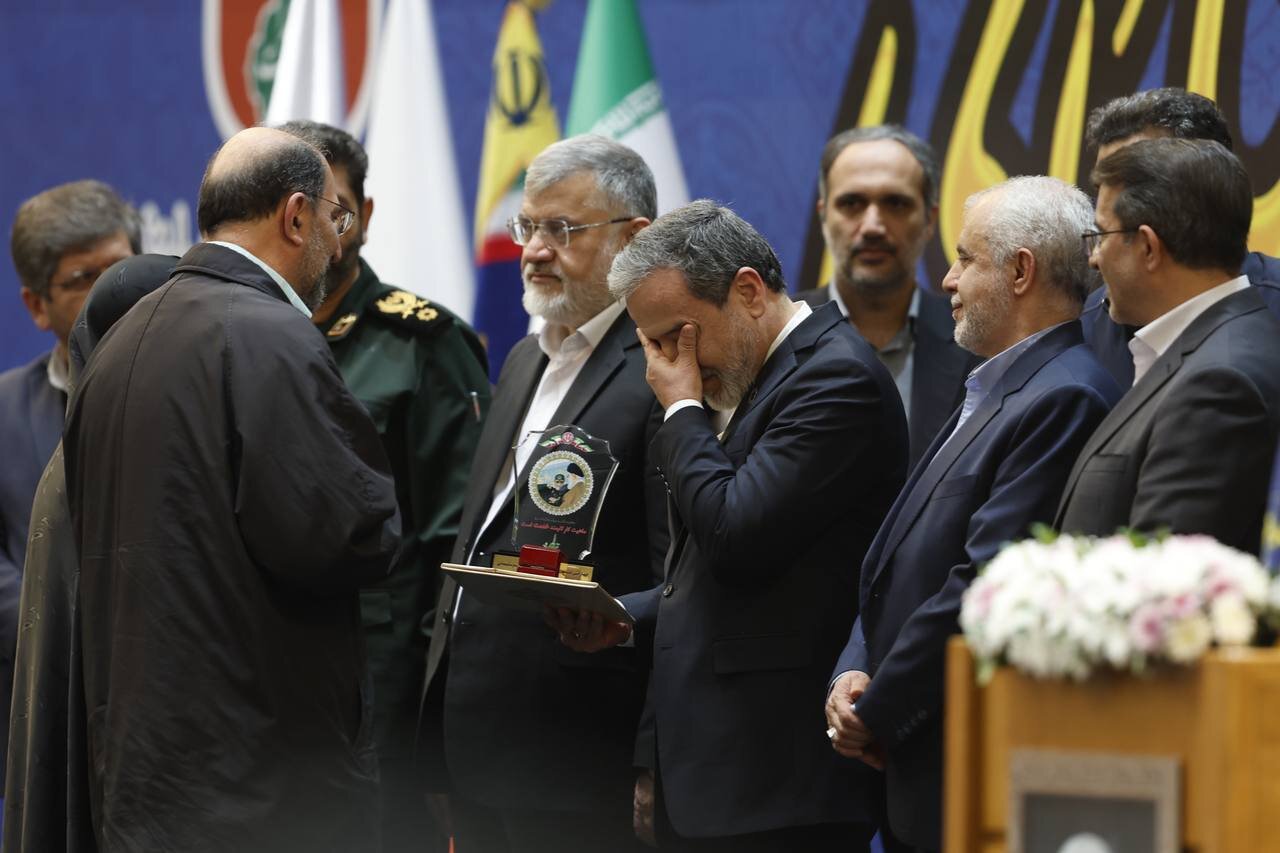 اشک و بغض عراقچی هنگام اهدای لوح تقدیر و انگشتر شهید سلیمانی به او | تصاویر