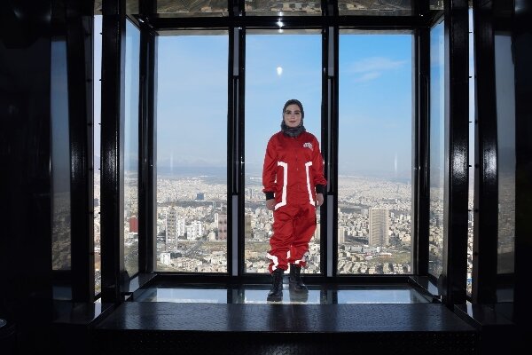 تماشای تهران از اتاق شیشهای