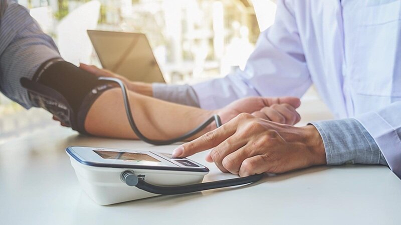 فشار خون صبحگاهی چیست و چگونه میتوان آن را کنترل کرد؟