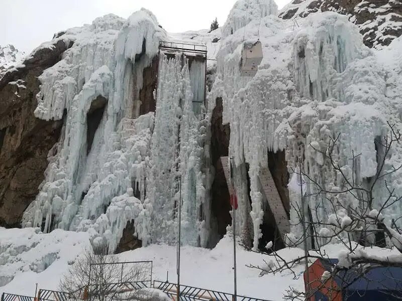 ماجراجویی در دل معروف ترین آبشارهای یخی ایران | از آبشار یخی تهران تا همدان