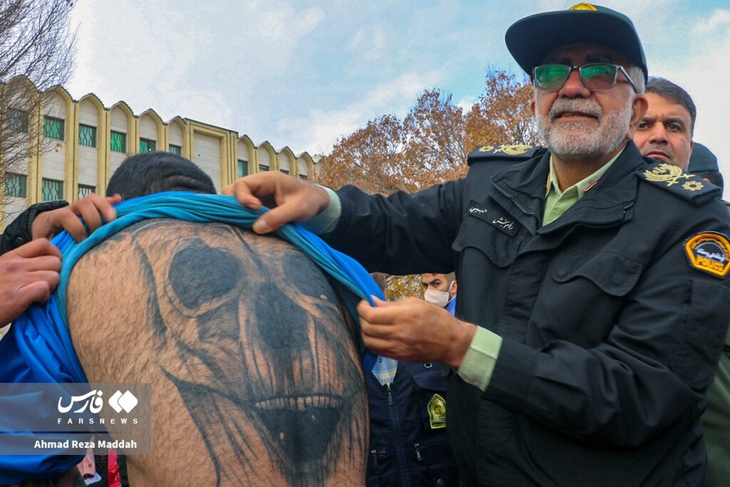 خالکوبی های عجیب و غریب بر روی بدن سارقین حرفهای | کشف اسلحه های جنگی از سارقین | تصاویر