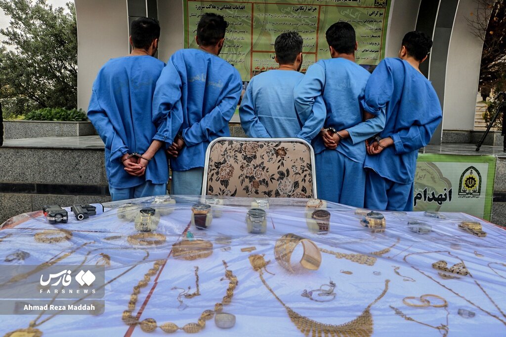 خالکوبی های عجیب و غریب بر روی بدن سارقین حرفهای | کشف اسلحه های جنگی از سارقین | تصاویر