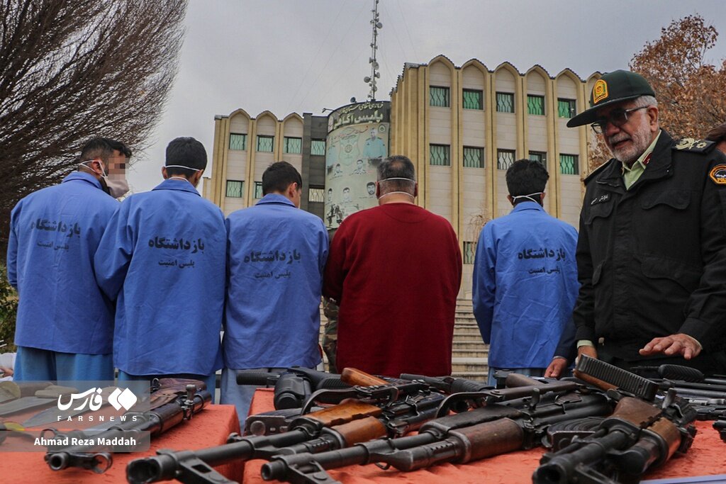 خالکوبی های عجیب و غریب بر روی بدن سارقین حرفهای | کشف اسلحه های جنگی از سارقین | تصاویر