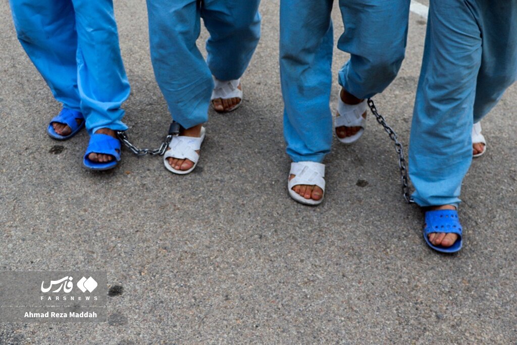 خالکوبی های عجیب و غریب بر روی بدن سارقین حرفهای | کشف اسلحه های جنگی از سارقین | تصاویر