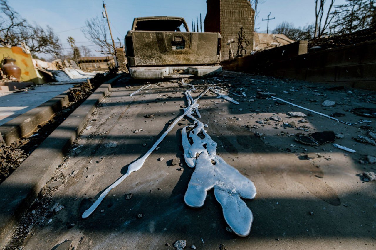 ذوب شدن صدها خودروی لوکس و لاکچری در آتش سوزی هولناک لس آنجلس | تصاویر