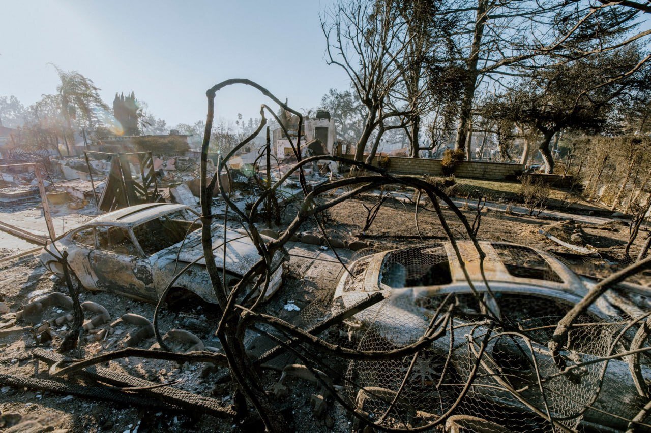 ذوب شدن صدها خودروی لوکس و لاکچری در آتش سوزی هولناک لس آنجلس | تصاویر