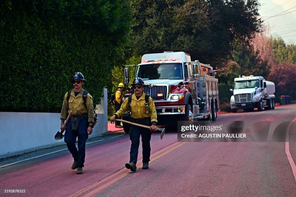 صورتی و قرمز شدن بخشی از لس آنجلس در پی خاموش کردن آتش | تصاویر
