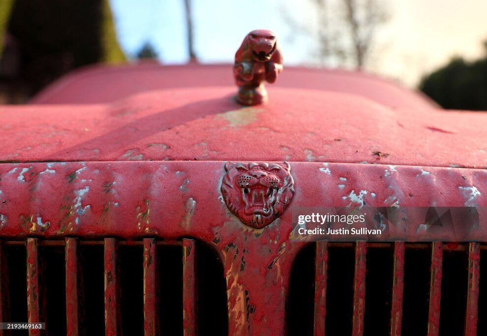 صورتی و قرمز شدن بخشی از لس آنجلس در پی خاموش کردن آتش | تصاویر