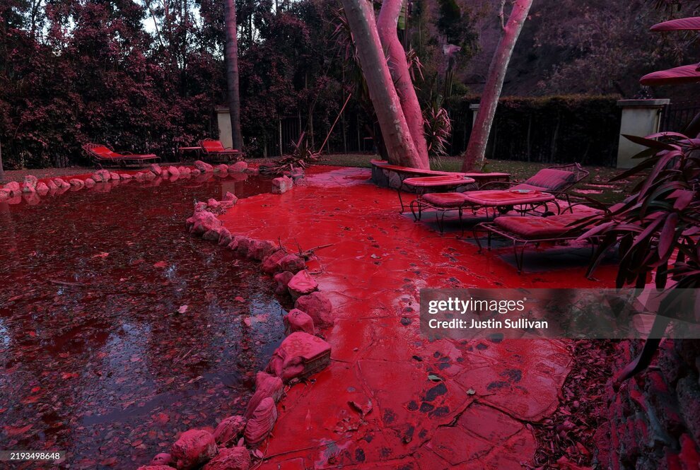 صورتی و قرمز شدن بخشی از لس آنجلس در پی خاموش کردن آتش | تصاویر