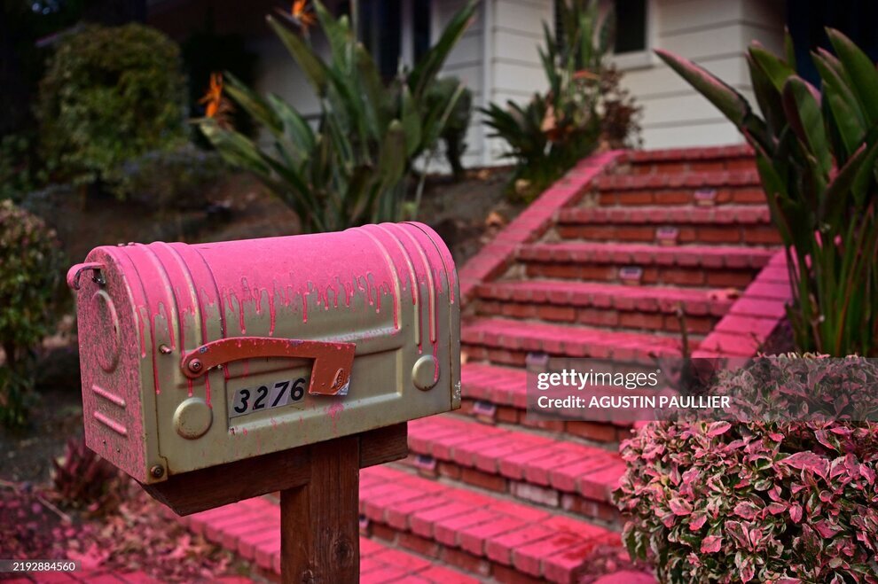 صورتی و قرمز شدن بخشی از لس آنجلس در پی خاموش کردن آتش | تصاویر