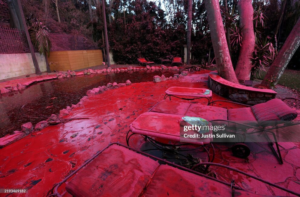 صورتی و قرمز شدن بخشی از لس آنجلس در پی خاموش کردن آتش | تصاویر