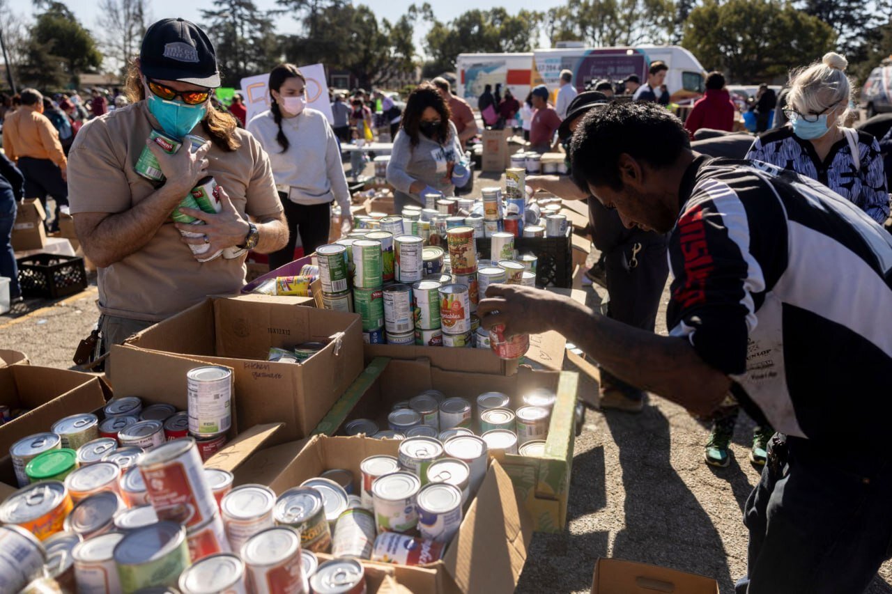 آسیب دیدگان آتش سوزی در لس آنجلس در حال دریافت پوشاک و مواد غذایی اهدایی | تصاویر