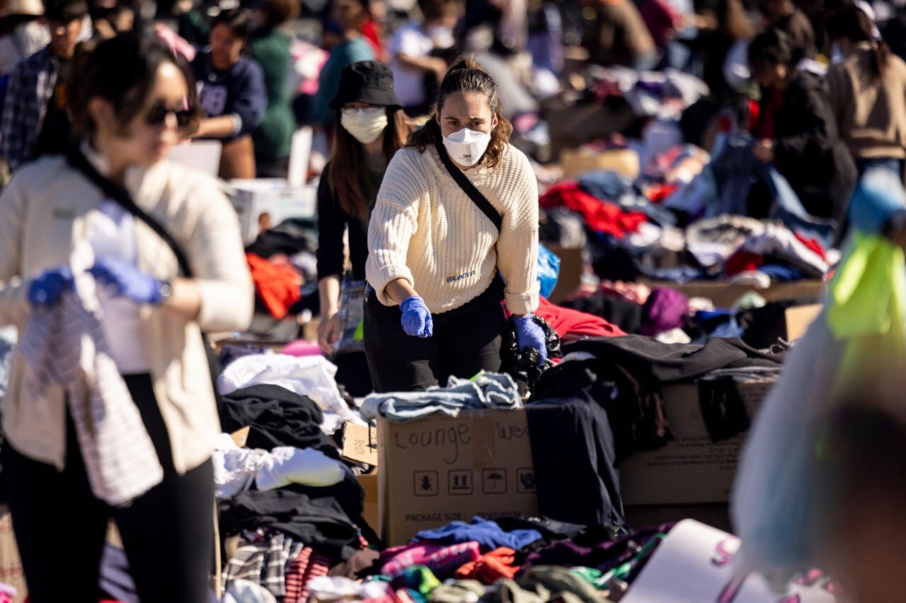 آسیب دیدگان آتش سوزی در لس آنجلس در حال دریافت پوشاک و مواد غذایی اهدایی | تصاویر